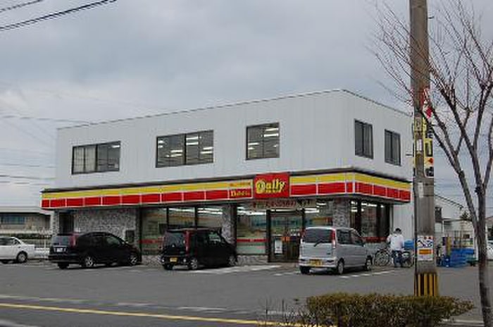 デイリーヤマザキ古賀市役所前店(コンビニ)まで560m グランシャリオ古賀