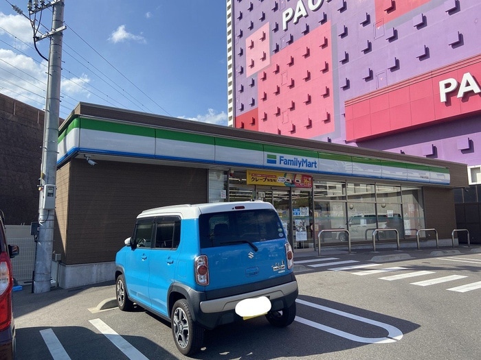 ファミリーマート戸畑ＺＯＮＥ店(コンビニ)まで300m THESQUAREPlatinamResidence