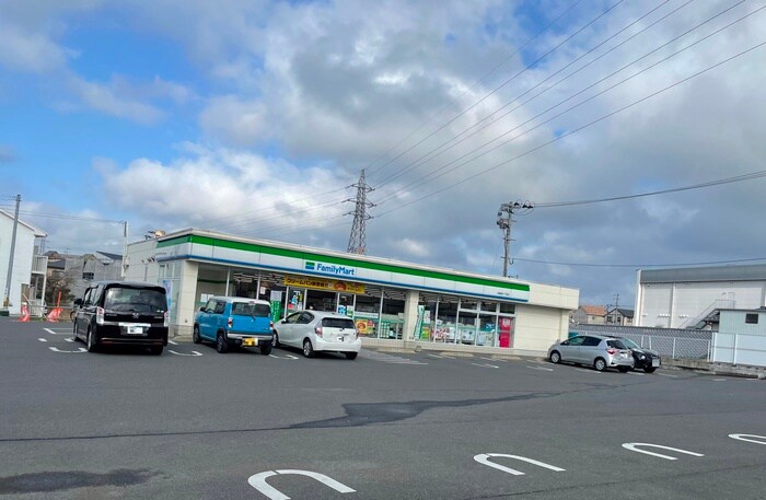 ファミリーマート　八幡藤原1丁目店(コンビニ)まで1100m フロットハウス浅川台