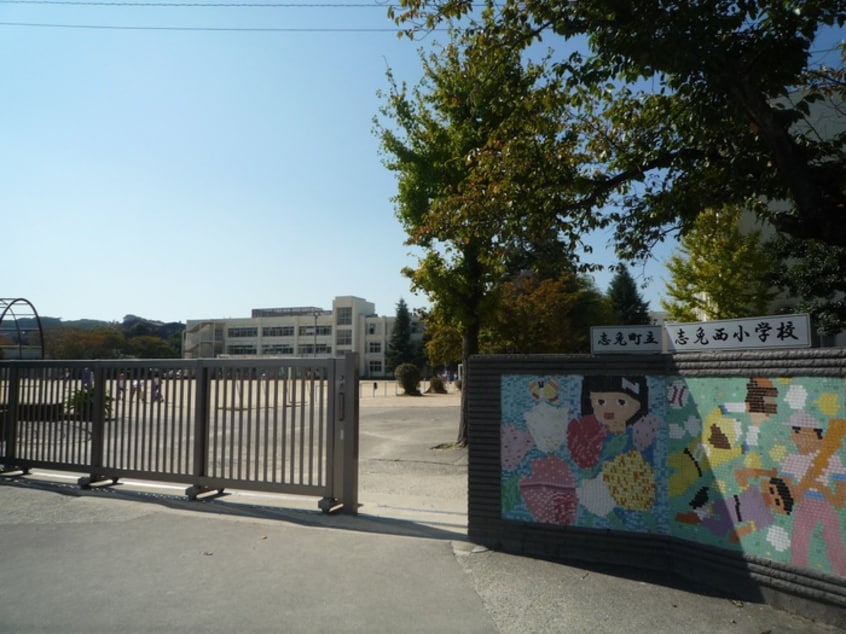 志免西小学校(小学校)まで130m レジデンスコスモスⅡ