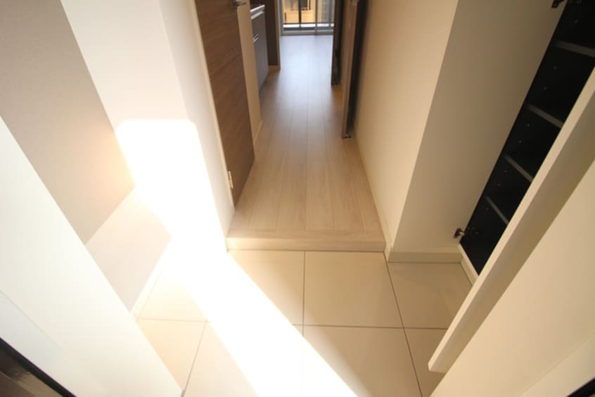 玄関 ｻｳﾞｫｲ ﾙ･ﾌﾟﾙﾐｴ ﾊﾟﾘｴ（305）