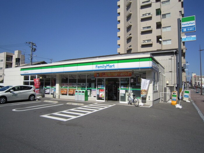 ファミリーマート小倉上到津2丁目店(コンビニ)まで350m ラフィ－ネ到津学園通り