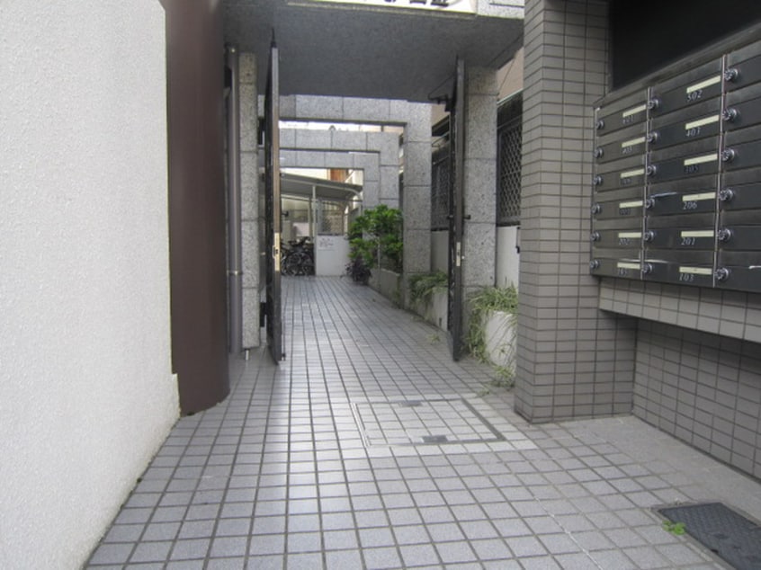 エントランス部分 エステート・モア白金(302)