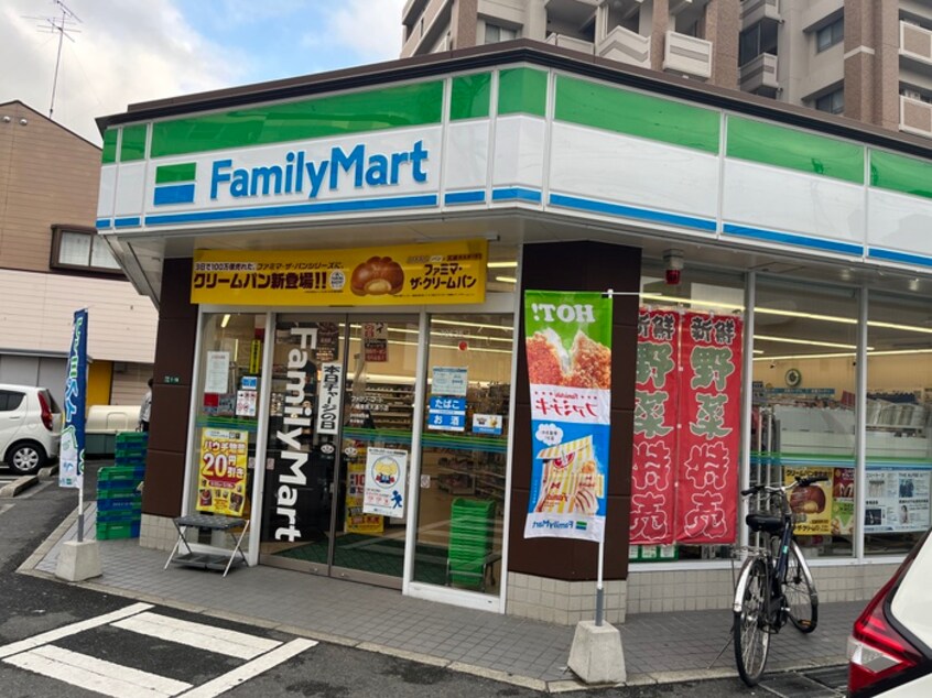 ファミリーマート　八幡産医大通り店(コンビニ)まで700m クインハイツ医生ケ丘