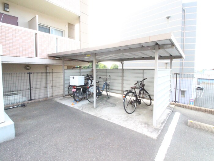 駐輪場 クアトロ