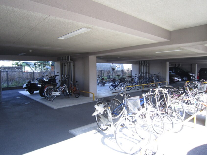 駐輪場 イースト フルハウス