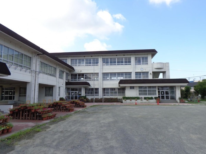 新宮東小学校(小学校)まで500m ディアコートⅡ