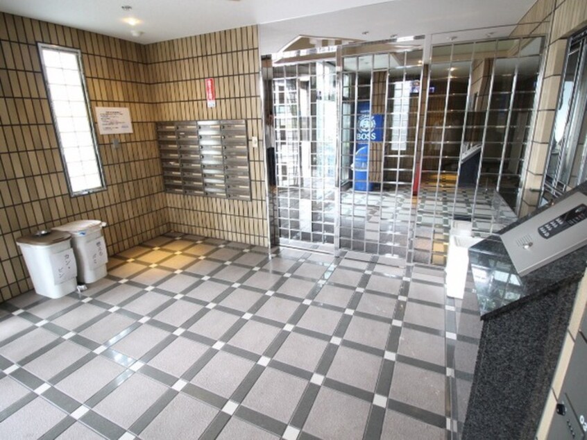 エントランス部分 ニュ－リバ－九工大駅前