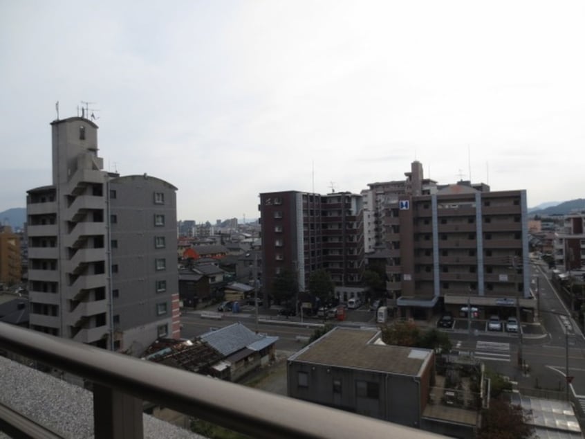 室内からの展望 ニュ－リバ－九工大駅前