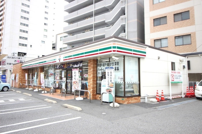 セブンイレブン八幡西本町４丁目店(コンビニ)まで600m アルゴヴィラージュ八幡駅前