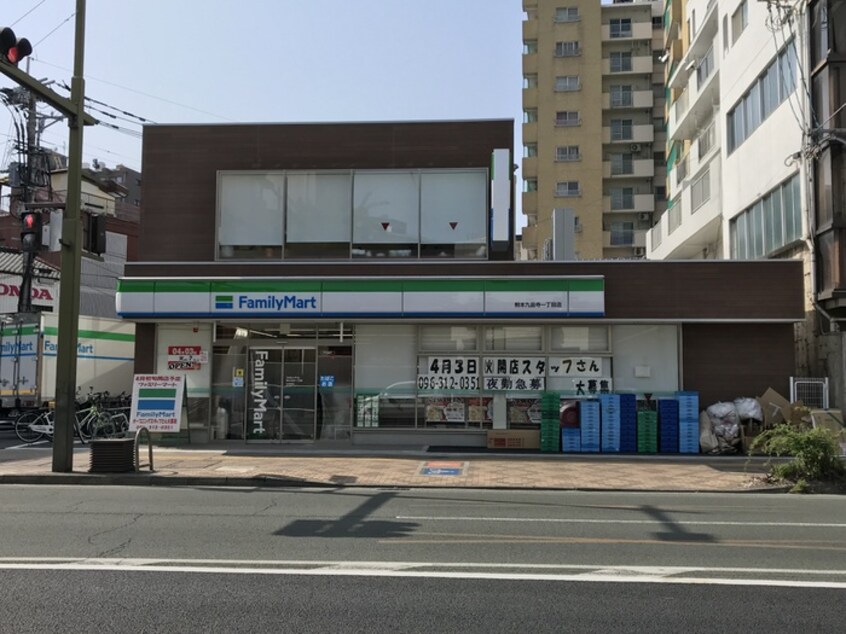 ファミリーマート小倉熊本一丁目店(コンビニ)まで329m クラヴィエ三萩野Ｆ