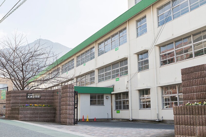 北九州市立足原小学校(小学校)まで760m 寿苑