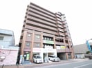 ホワイトリバー駅前の外観