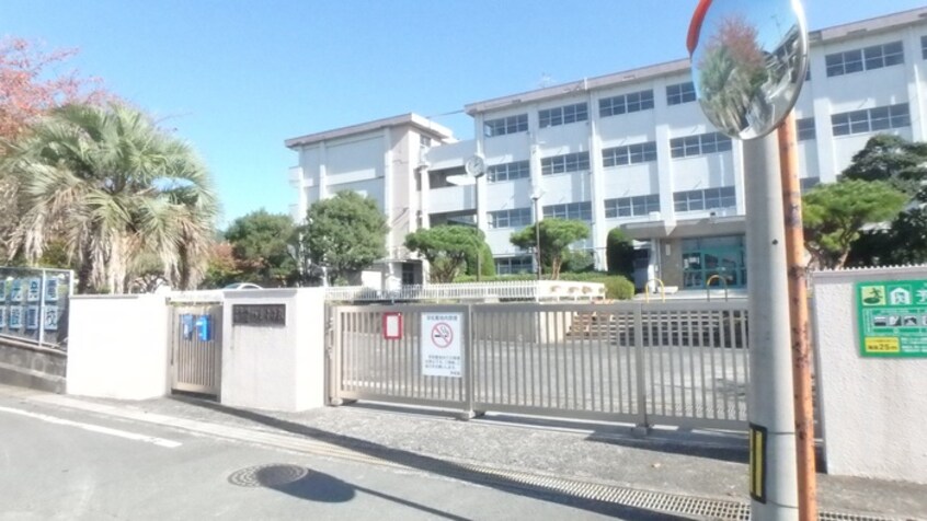 北九州市立八児中学校(中学校/中等教育学校)まで140m ソル・リオ