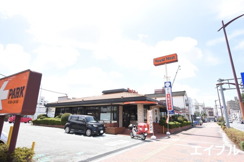 ロイヤルホスト久留米本町店(その他飲食（ファミレスなど）)まで157m Tiara本町