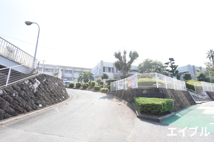 久留米市立上津小学校(小学校)まで2300m コ－ポ印度屋