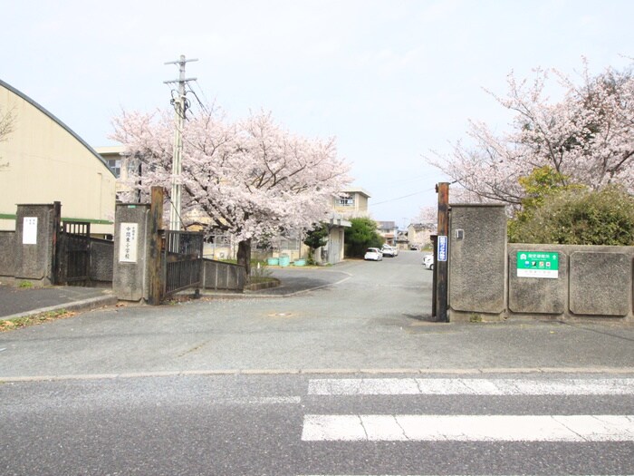 中間東小学校(小学校)まで750m 谷本ハイツ