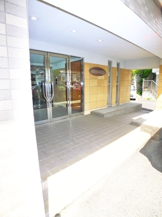 エントランス部分 シャイニングハイツ唐湊