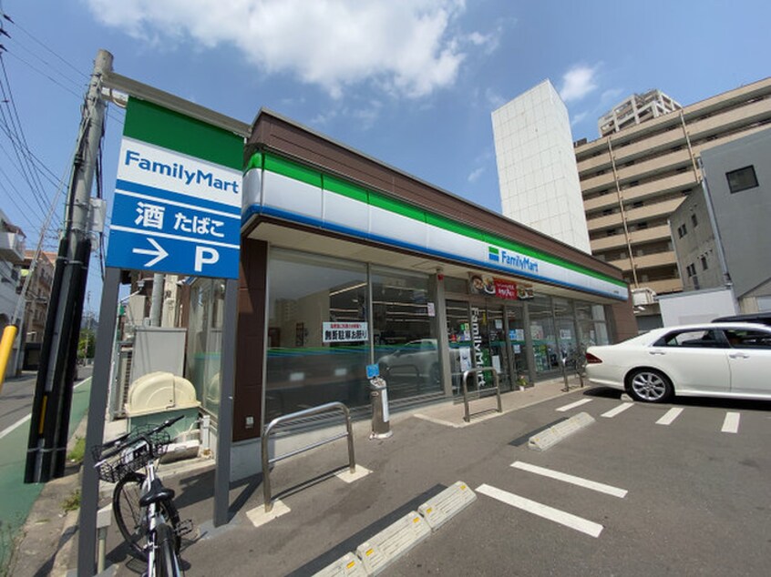 ファミリーマート小倉三萩野店(コンビニ)まで400m グラシアス三萩野