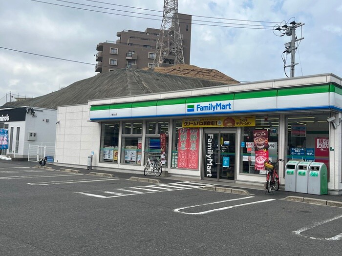 ファミリーマート　八幡力丸店(コンビニ)まで300m エクシ－ト八幡