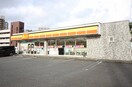 デイリーヤマザキ 八幡槻田店(コンビニ)まで450m シャトレ松尾Ⅱ