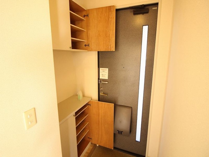 玄関 プラティ－ク　ヴィラ　Ｂ棟