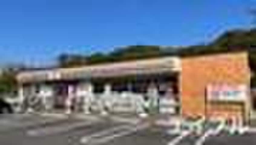 セブンイレブン飯塚鯰田店(コンビニ)まで629m ブルーマリヌF棟