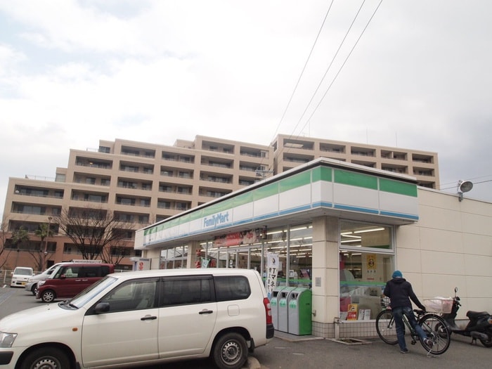 ファミリーマート(コンビニ)まで30m イニシア愛宕浜（304）