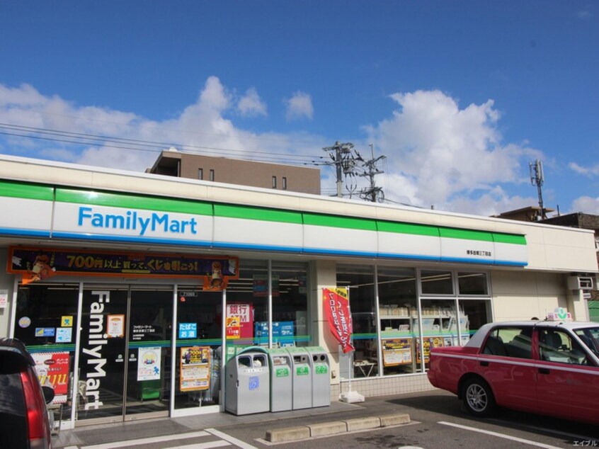 ファミリーマート(コンビニ)まで100m Ｃｈｅｒｉｍ　吉塚　ｅａｓｔ