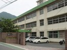 北九州市立足原小学校(小学校)まで550m メイゾン芝峠