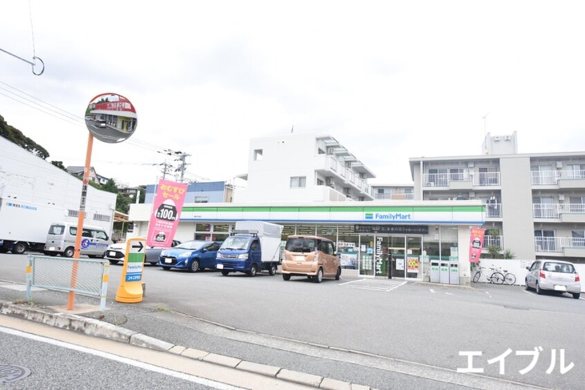 ファミリーマート福岡寺塚店(コンビニ)まで570m ラシュール・イン寺塚