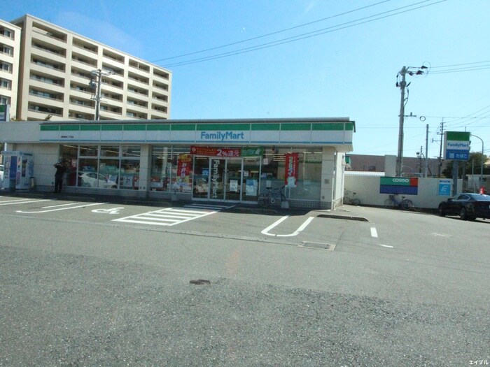 ファミリーマート姪浜2丁目店(コンビニ)まで700m エルモス姪浜Ⅱ