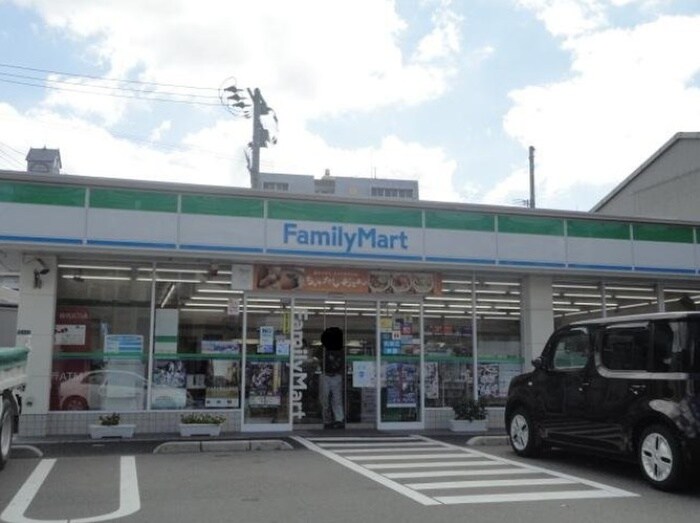 ファミリーマート八幡前田店(コンビニ)まで500m セレッサ桜通