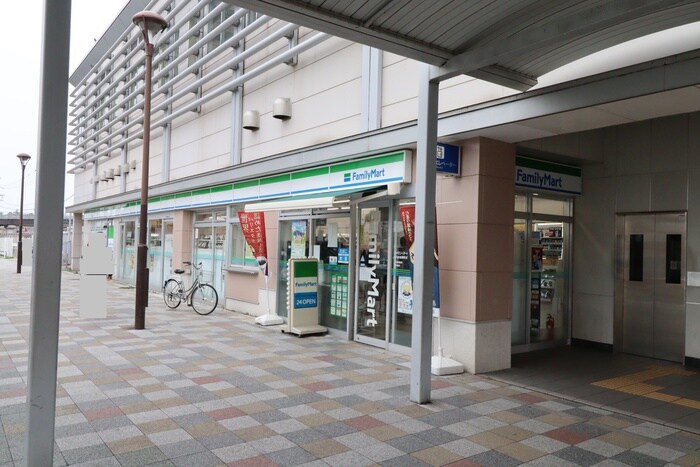 ファミリーマートJR新飯塚駅店(コンビニ)まで532m FLAT5　瓜生
