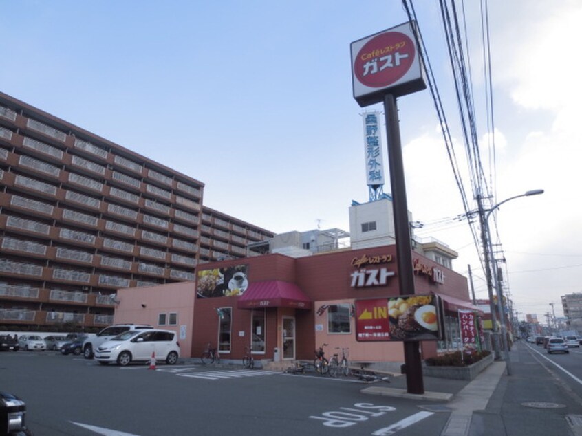 ガスト(その他飲食（ファミレスなど）)まで360m ハイラークやひろ