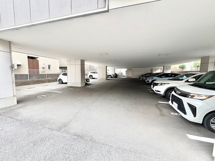 駐車場 ワイ・エヌビル
