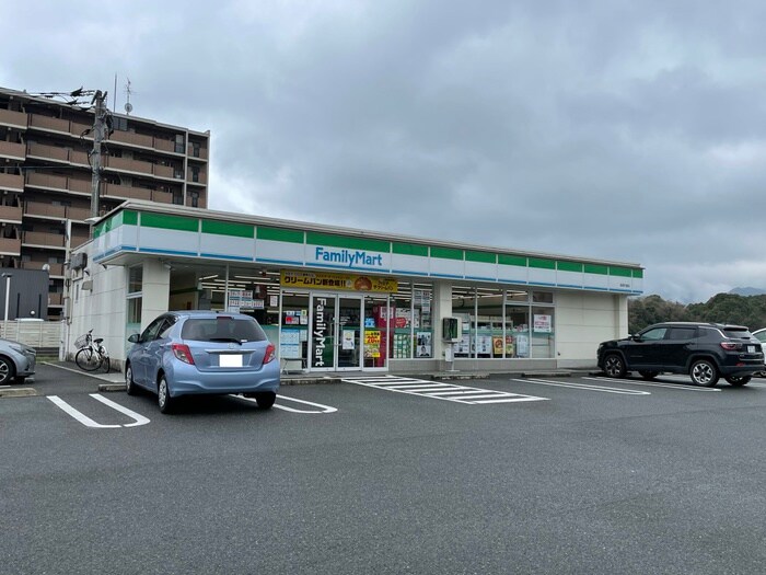 ファミリーマート飯塚花瀬店(コンビニ)まで700m FLAT3　花村