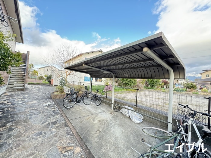 駐輪場 アヴニ－ル合川