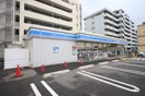 ローソン香椎駅前店(コンビニ)まで600m アドバンス香椎駅前