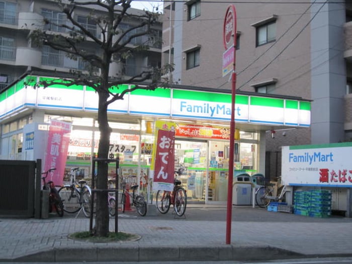 ファミリーマート平尾駅前店(コンビニ)まで45m ラクレイス平尾ステ－ション