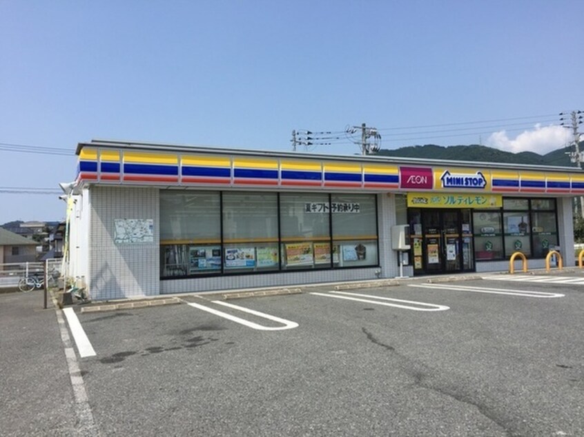 ミニストップ上須恵店(コンビニ)まで943m サンティールシャルマンⅡ棟