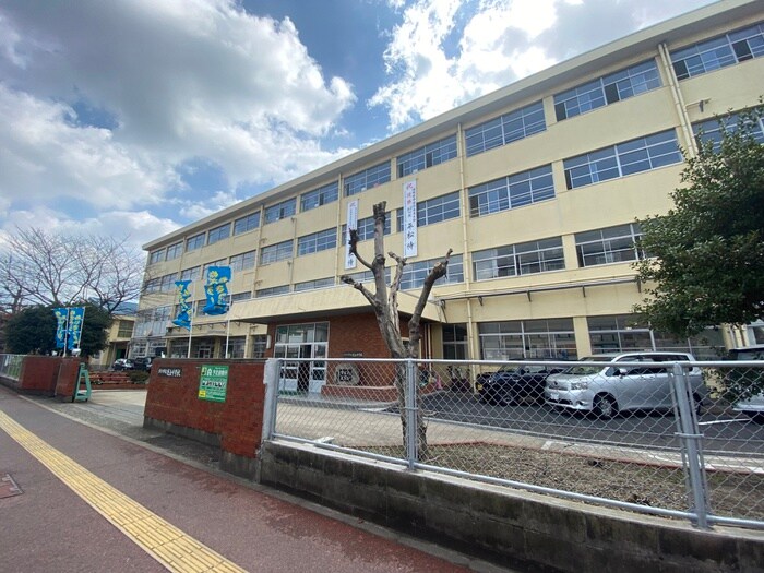 北九州市立足立中学校(中学校/中等教育学校)まで880m クレセール大久保