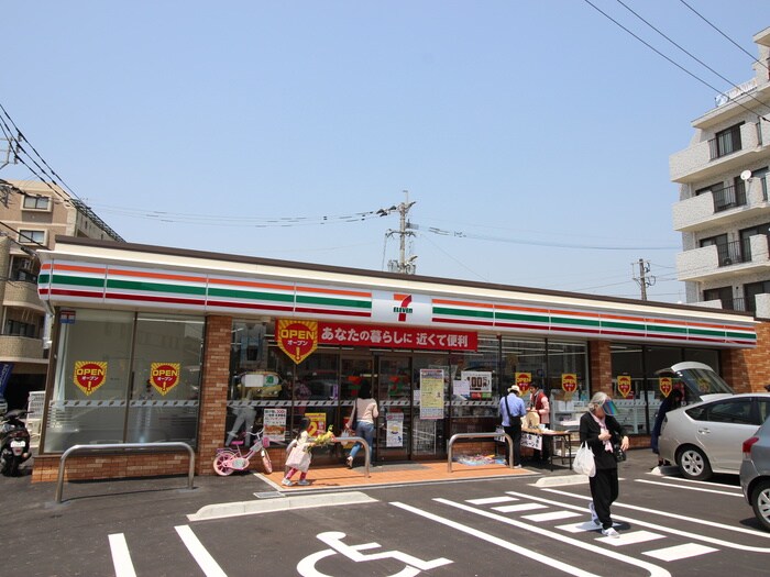 セブンイレブン(警察署/交番)まで900m GRANDTIC朝倉街道