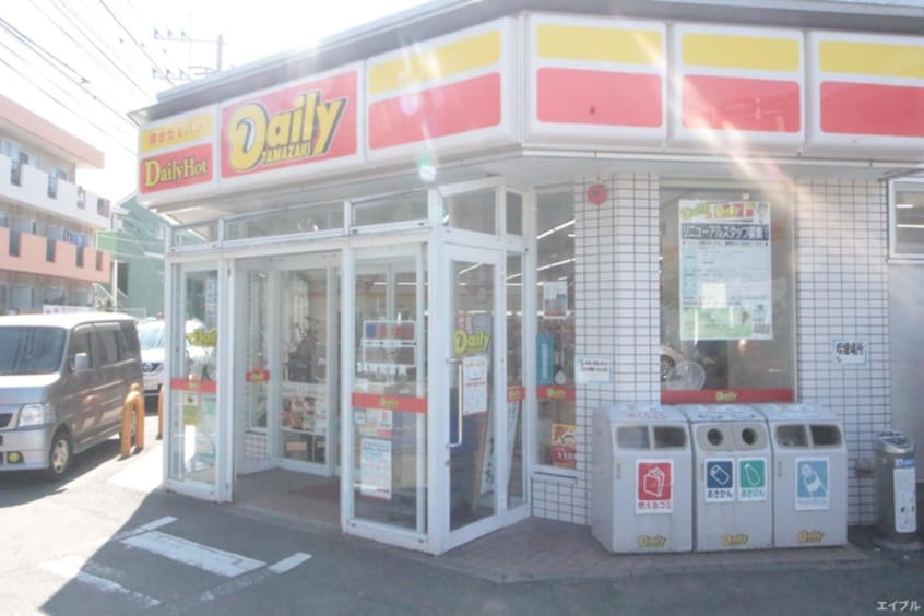 デイリー(コンビニ)まで700m エスポアール香椎南