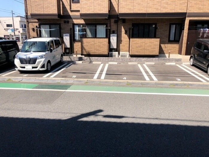 駐車場 月の中