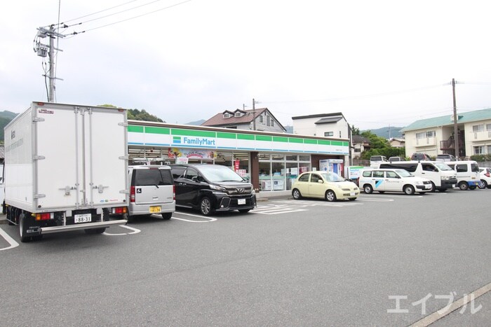 ファミリーマート 柏原四丁目店(コンビニ)まで450m ﾎﾜｲﾄｳﾞｨﾗ柏原Ⅱ