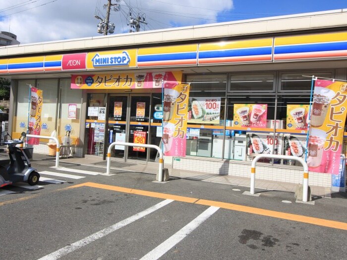 ミニストップ八幡竹下町店(コンビニ)まで700m シャトレ松尾
