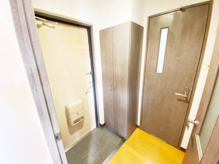 玄関 ロイヤルセンタ－ＢＬＤ ８０