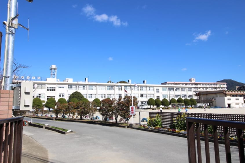 香椎小学校(小学校)まで850m シャトル浩栄