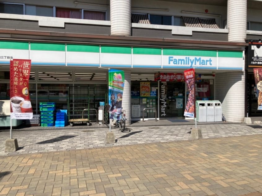 ファミリーマート 馬借三丁目店(コンビニ)まで4m ウインズ浅香Ⅰ